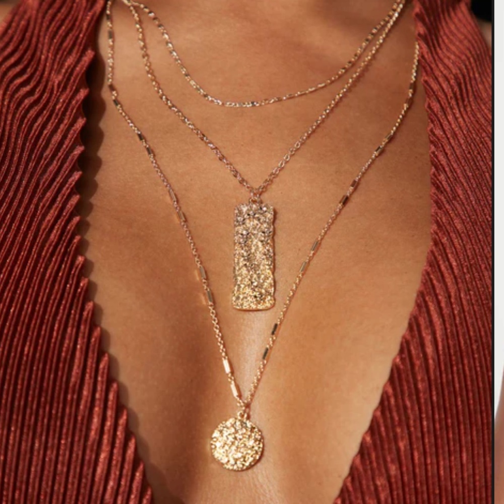 Elegant Gold Layered Necklace
